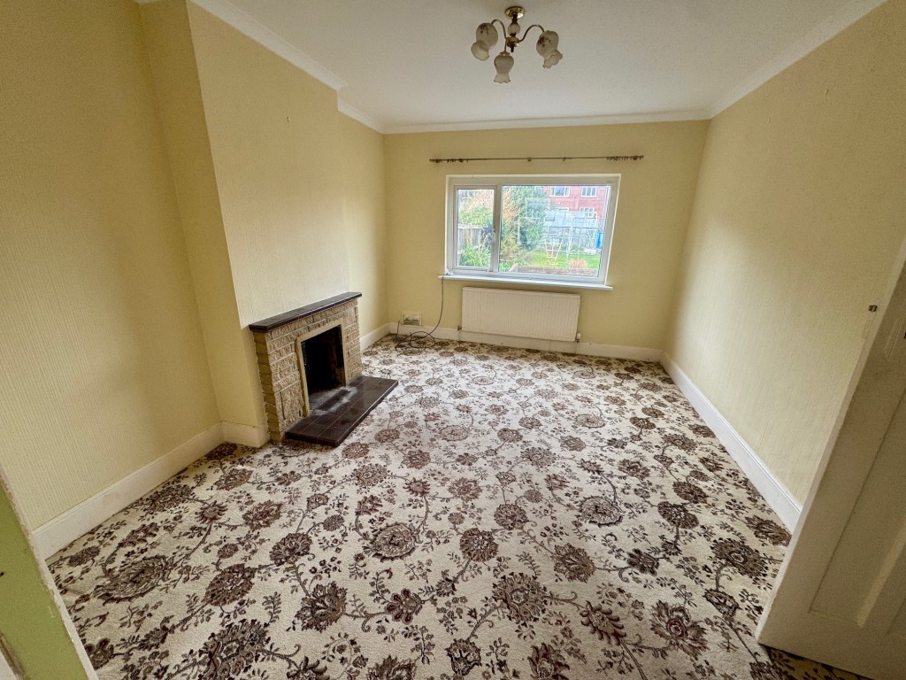 Lot: 126 - THREE-BEDROOM SEMI IN POPULAR LOCATION - Dining room